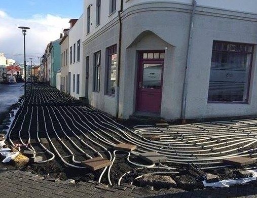 Строят тротоар с кабели