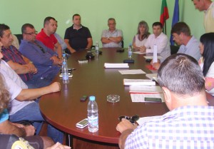 Поставени в необичайни обстоятелства поради ината на кмета Йорданов, съветниците приеха протестна  декларация