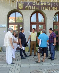 Трябваше сесията да е тук, пред общината - със столчетата и химикалките, шегуваха се съветниците