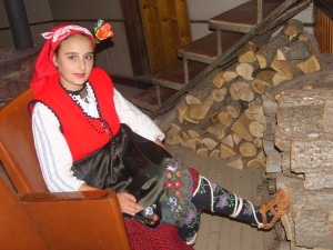 12 годишната Светогорица пее в хора и рецитира стихотворение за добрия човек