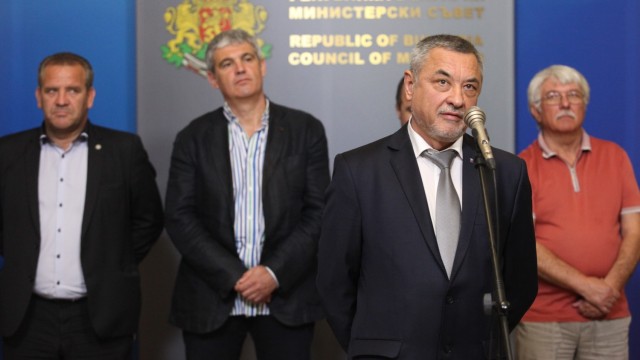 След срещата при премиера: Добавката за „прослужено време” остава