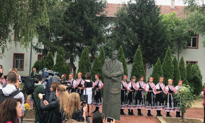 Президентът Румен Радев се поклони пред Елин Пелин