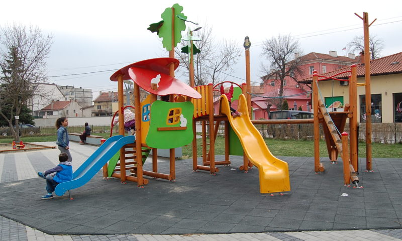 Забавачката за малките: Ако е задължителна, ще е безплатна