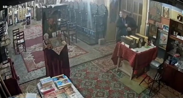 Крадец задигна пари от храма на Отец Иван