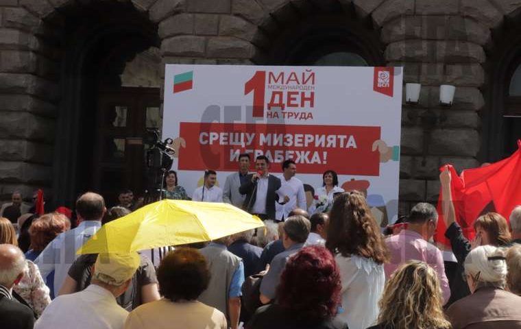 Управляващите и опозицията употребиха 1 май за политическа престрелка