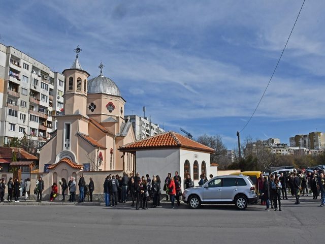 Стотици се простиха с жертвите Дарина и Никол