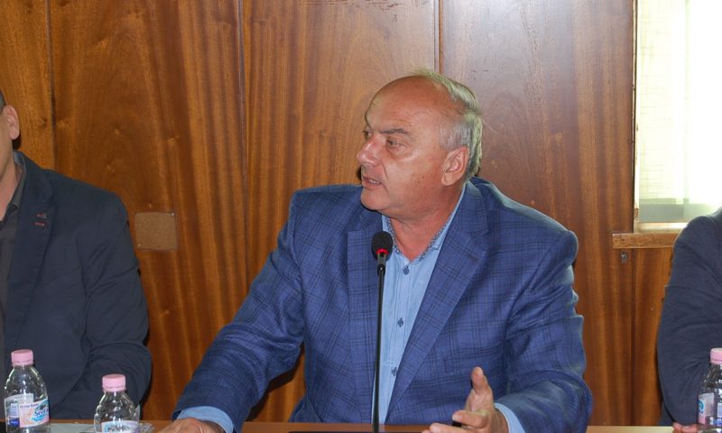 Кметът Ивайло Симеонов традиционно неглижира и Общинския съвет