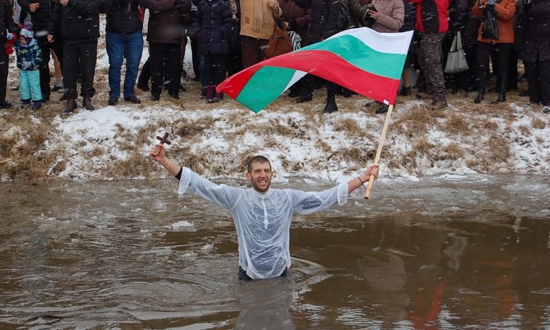Евгени Александров спаси Богоявленския кръст